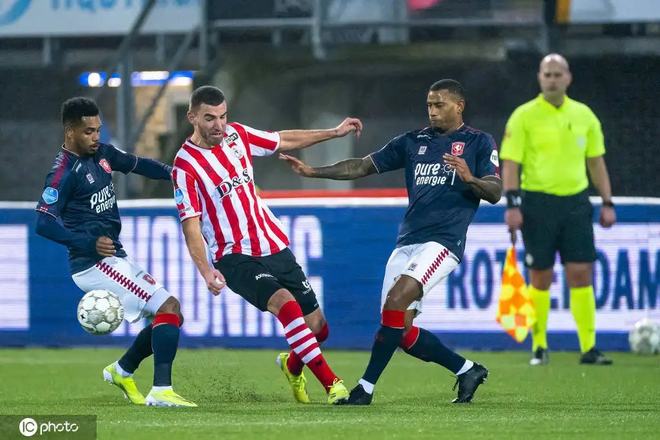 而且在防守 而且在防守